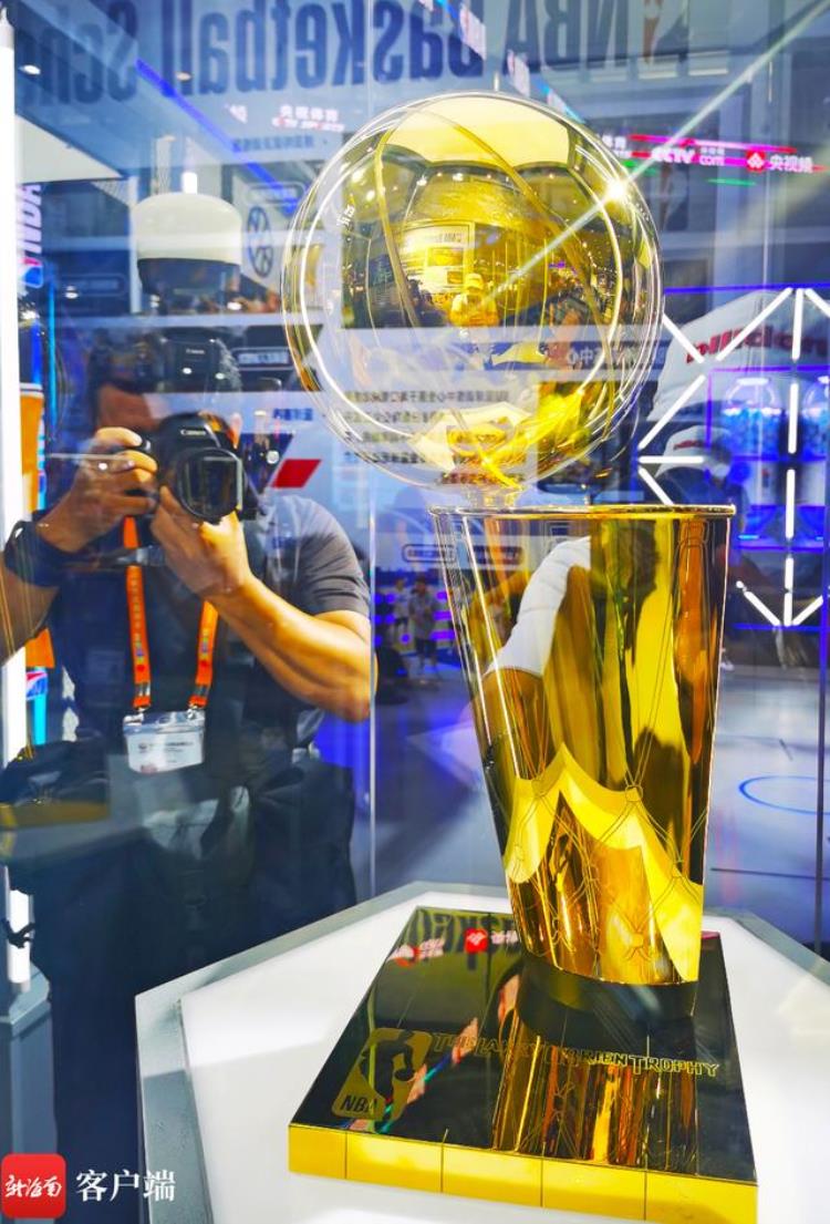 消博镜距离丨科比签名球衣NBA总冠军奖杯等精品亮相消博会