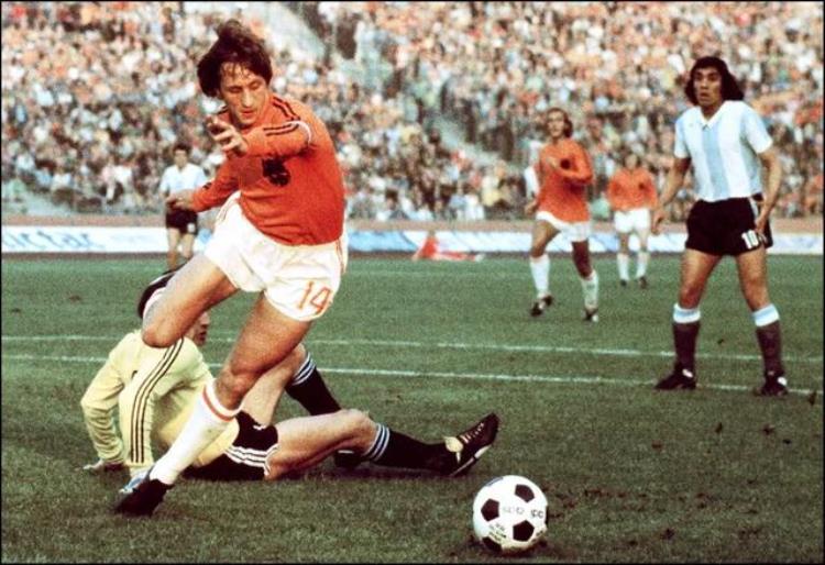 荷兰足球明星克鲁伊夫「对后世足球影响深远的荷兰球王全能足球的代表人物克鲁伊夫」