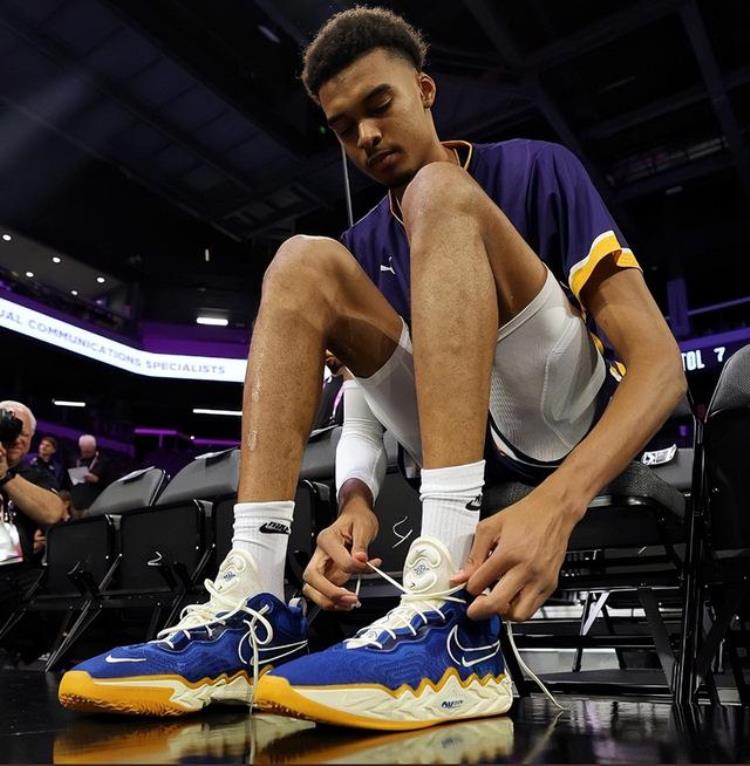 NBA奇特的身体结构文班亚马穿55码大鞋伦纳德大腿围度比腰粗