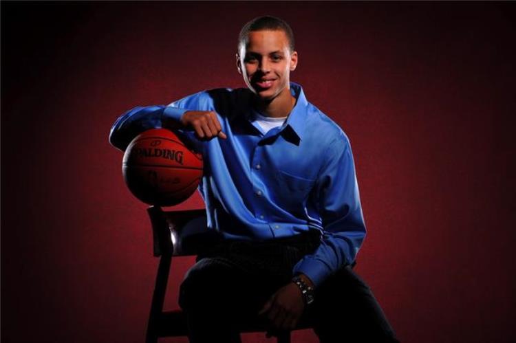 库里是一个怎样的人「库里一个被低估的天才他是如何一步一步地踏入NBA殿堂的」