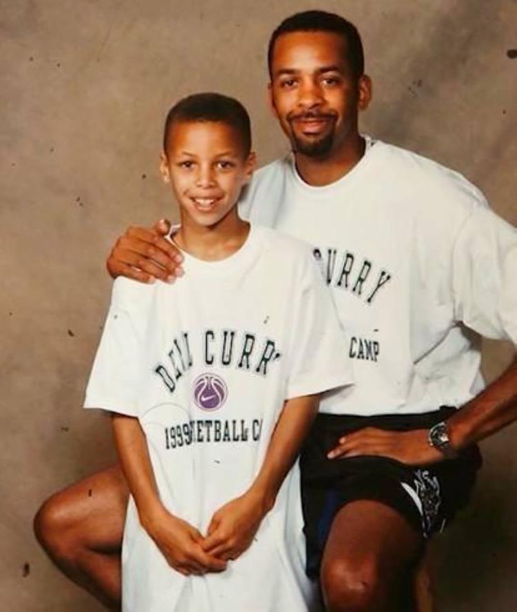 库里是一个怎样的人「库里一个被低估的天才他是如何一步一步地踏入NBA殿堂的」