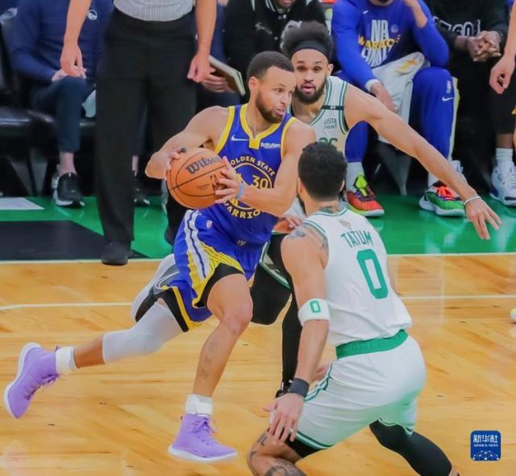 勇士nba总决赛mvp库里「NBA总决赛勇士队总比分4比2夺冠库里获得总决赛最有价值球员」