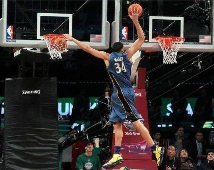 nba有没有人能摸到篮板上沿「NBA有多少人能摸3米95篮板上沿真有2人亲口承认摸到」
