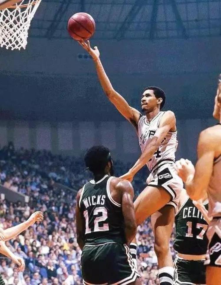 竹竿型的得分王极具特色的个人进攻单场轰下70分的NBA鬼才