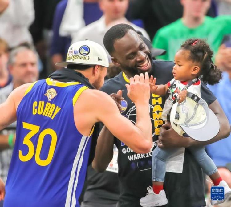 勇士nba总决赛mvp库里「NBA总决赛勇士队总比分4比2夺冠库里获得总决赛最有价值球员」