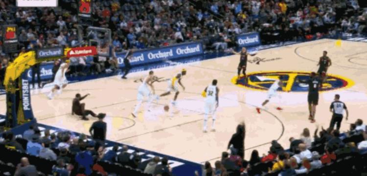 nba打wwe「逗妹吐槽看NBA还附赠WWE有二番战不」