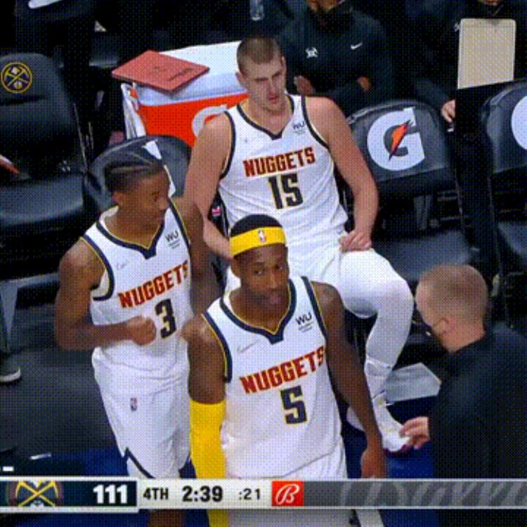 nba打wwe「逗妹吐槽看NBA还附赠WWE有二番战不」