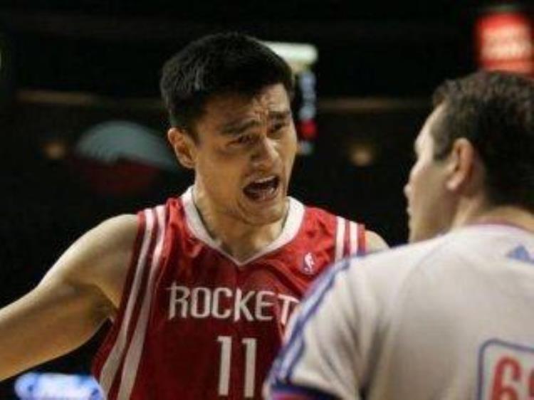 想知道在nba的赛场都是怎么骂裁判的吗「想知道在NBA的赛场都是怎么骂裁判的吗」