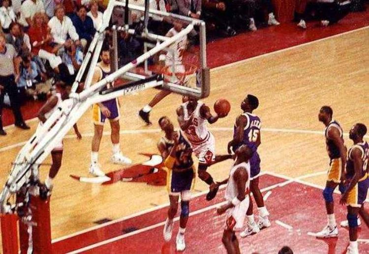1991乔丹空中换手「你知道吗91年NBA总决赛乔丹的空中换手还有这样一层含义」