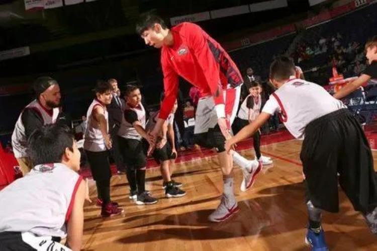 易建联NBA收入「中国球员NBA薪资一览易建联赚了1409万美元那姚明呢」
