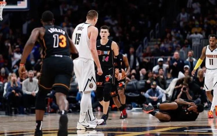nba打wwe「逗妹吐槽看NBA还附赠WWE有二番战不」