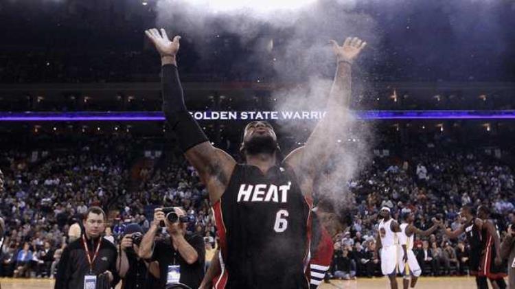 为什么罚球要摸鞋底「NBA球员在罚球时为什么总是会摸鞋底这里面的学问大着呢」