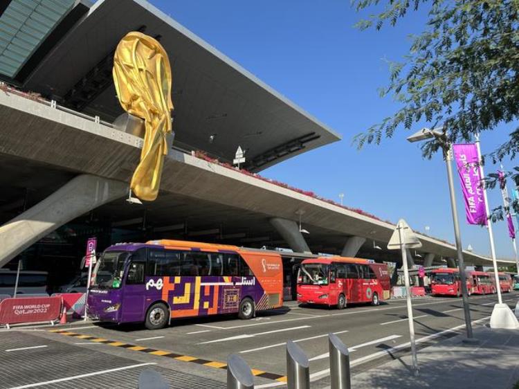 挺进世界杯中国客车行驶在卡塔尔