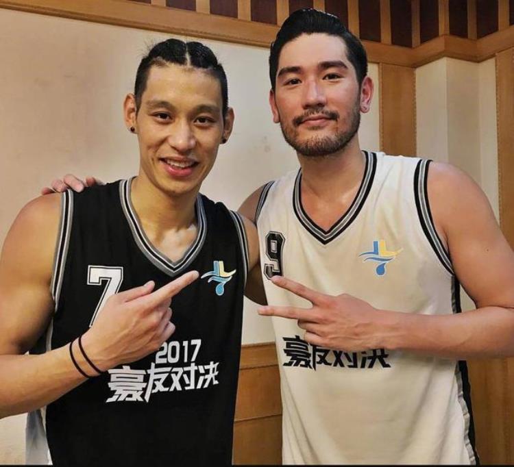 从坐2年冷板凳到变NBA神话周杰伦也成粉丝林书豪经历了什么