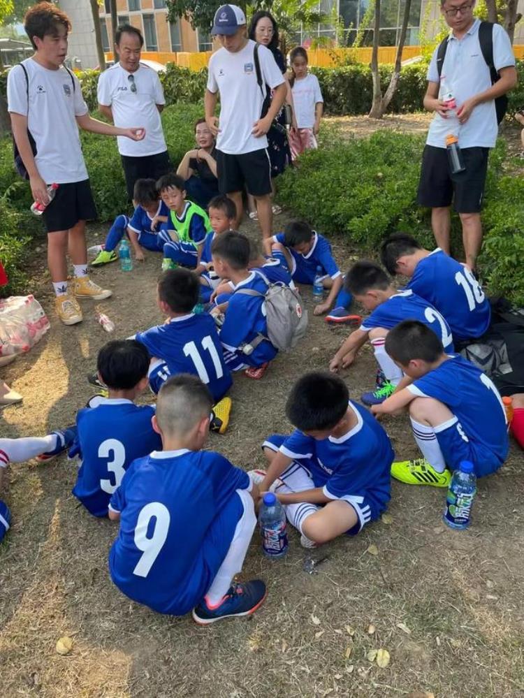 小学生足球美篇「武汉第27届足球晚报杯小学二年级赛后有感足球的魅力」