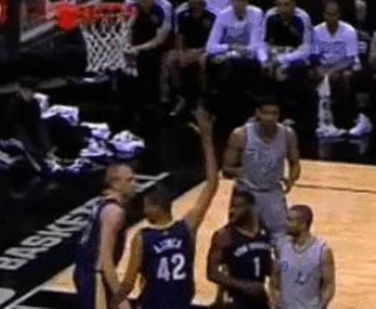 NBA赛场十大搞笑瞬间詹姆斯左手盖自己右手麦基给对手发球