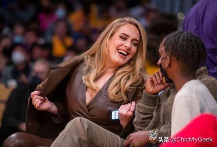阿黛尔与男友看NBA球场响起EasyOnMe天后崩溃社死现场