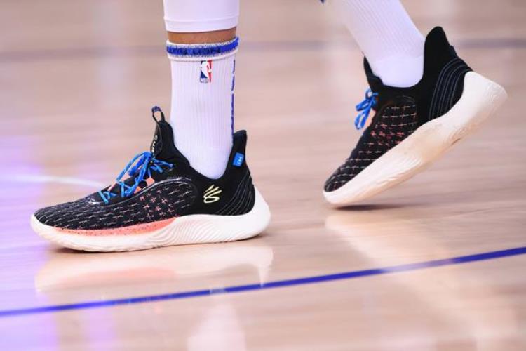 皮尔斯代言的球鞋「NBA球员上脚3大国产品牌的球鞋皮尔斯的签名鞋很经典」