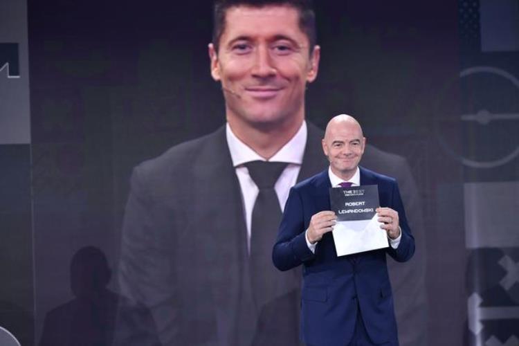 莱万当选fifa世界足球先生「蝉联世界足球先生的秘诀莱万我在训练中面对世界最佳门将」