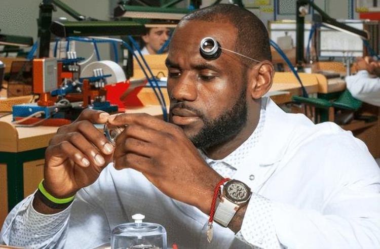 詹姆斯炫富右手戴6位数手链左手百万名表NBA超巨太有钱了