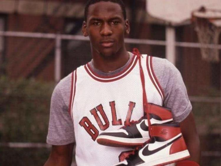 被NBA列入黑名单的装备弹簧球鞋被禁止乔丹AJ1被禁穿一炮而红