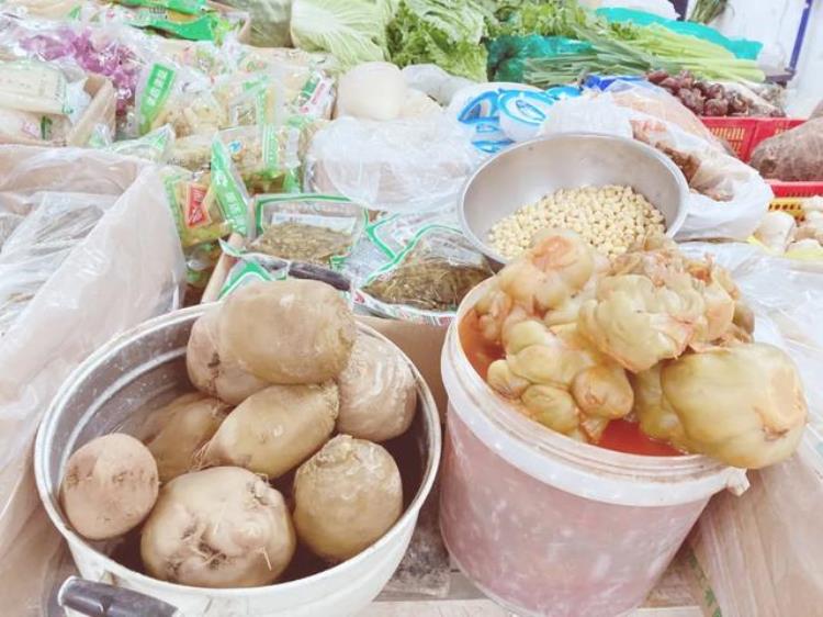 老胡同里的菜市场不仅物美价廉新鲜丰富还藏着冰墩墩