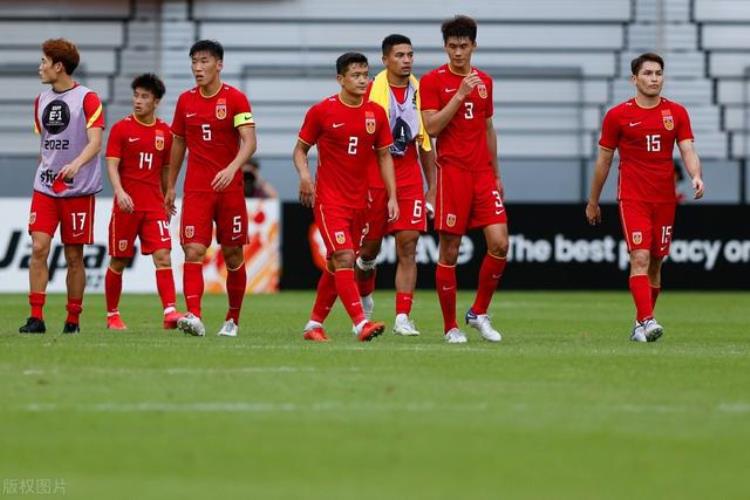 东亚杯争议一幕国足全员11人高唱国歌中国香港男足仅1人跟唱