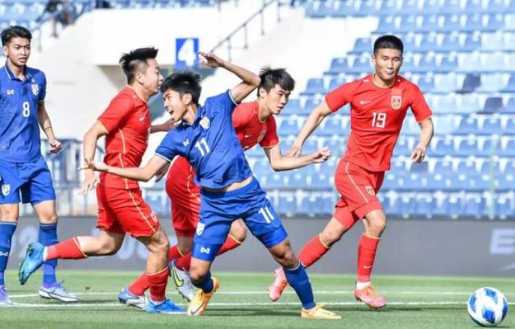 足球中国对泰国「从15到42中国足球在泰国面前扬眉吐气我们太需要这场胜利」