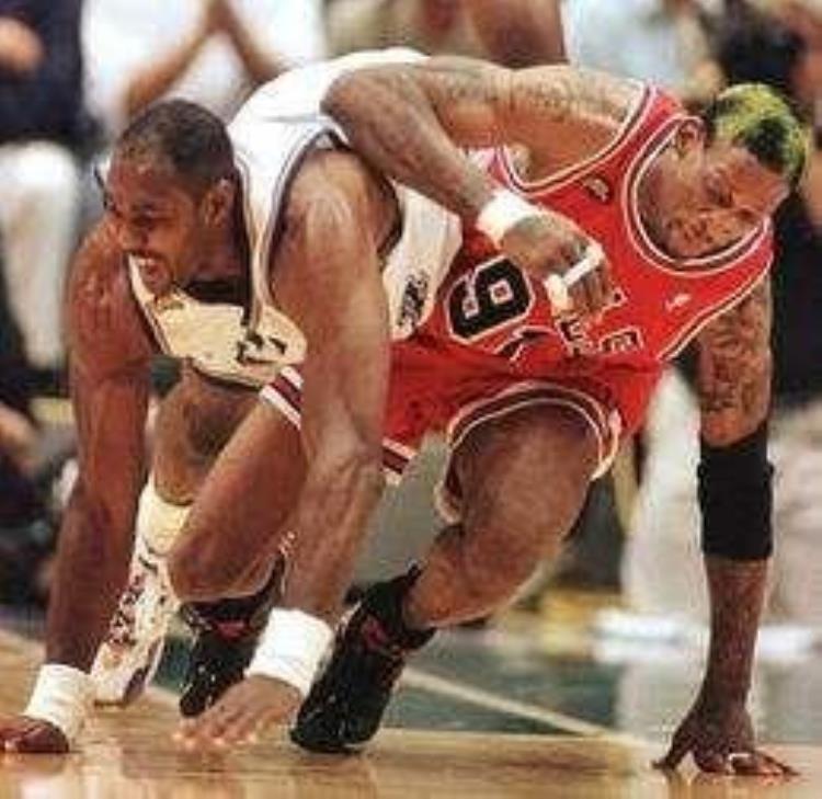 篮球过分挥肘定义「什么是NBA级别的对抗挥肘让姚明出血詹皇直接把球扣变形」