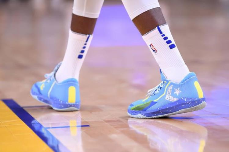 皮尔斯代言的球鞋「NBA球员上脚3大国产品牌的球鞋皮尔斯的签名鞋很经典」