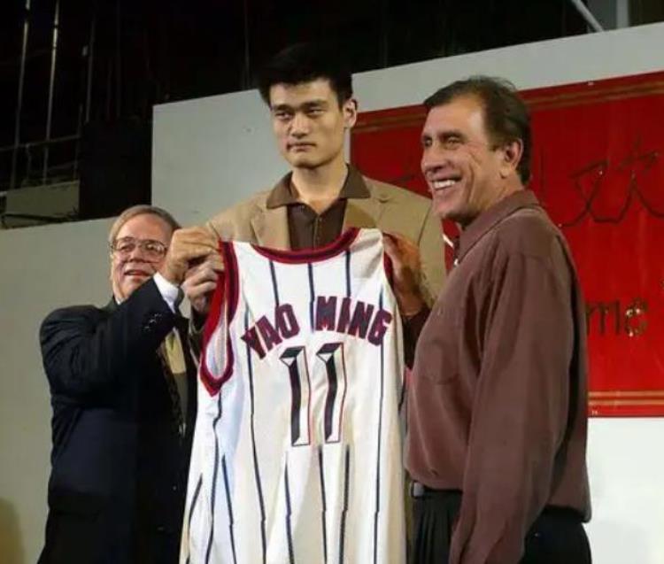 姚明为什么能成为02状元「02年姚明凭什么当选状元22岁的年纪看他在CBA的表现就懂」