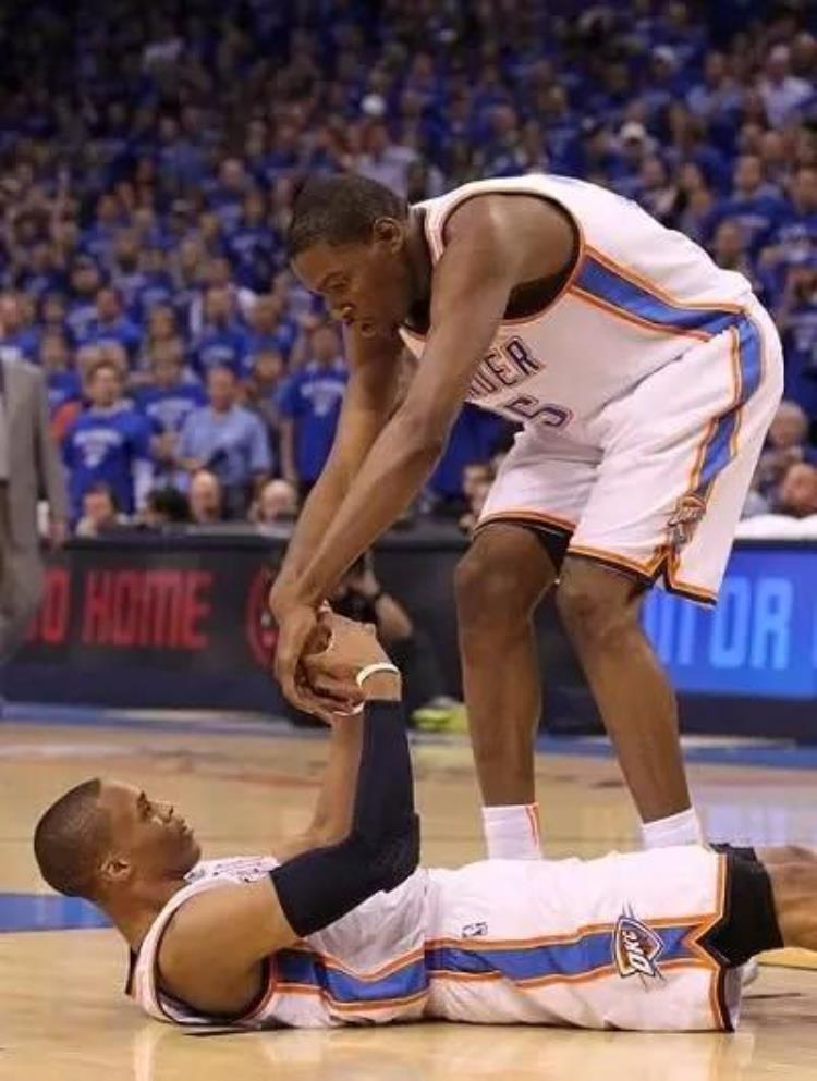 nba球员摔倒为什么没事「为什么NBA球员摔倒不自己站起来仅是想多休息几秒」