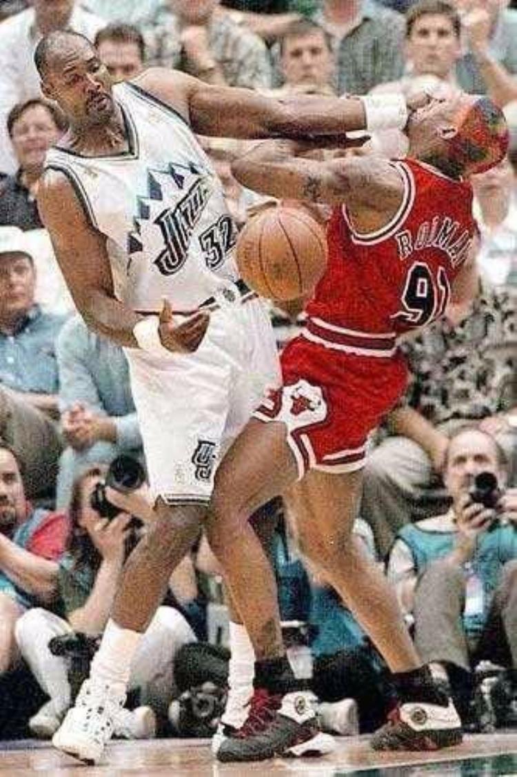 篮球过分挥肘定义「什么是NBA级别的对抗挥肘让姚明出血詹皇直接把球扣变形」