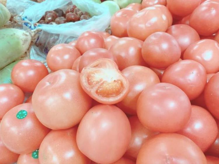 老胡同里的菜市场不仅物美价廉新鲜丰富还藏着冰墩墩