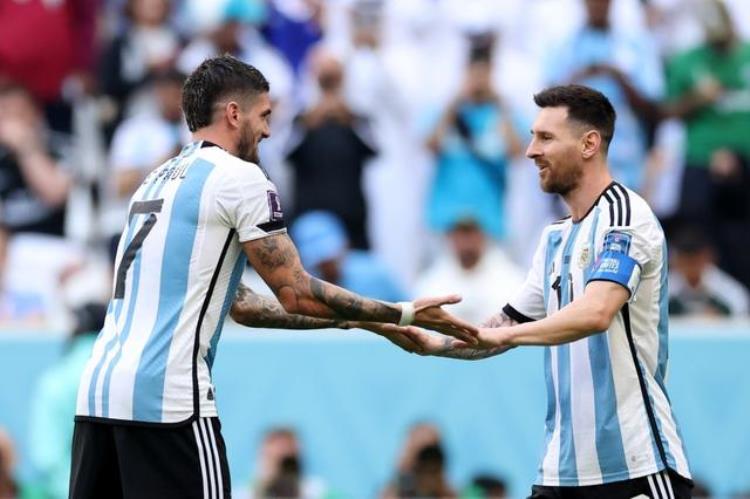 阿根廷输球遭央视调侃解说评论3次进球被吹边裁胳膊也够累的