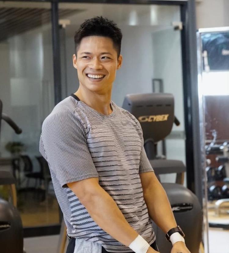 “亚洲飞人”苏炳添「亚洲飞人苏炳添出身广东中山农村对妻儿有愧疚」