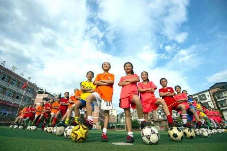 女孩子踢足球的意义「事实证明让女生踢球是正确的祖国的未来」