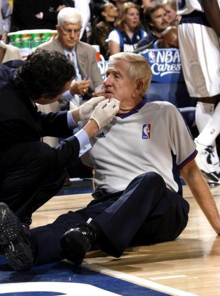 nba裁判公平吗「当一名NBA裁判很爽吗看比赛拿签名工资高但事实却是相反」