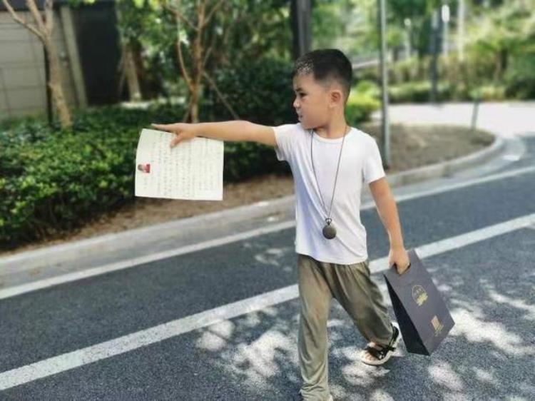 想买科比球衣去大街上捡瓶子吧杭州12岁男孩如此攒钱碰到女同学转身就逃