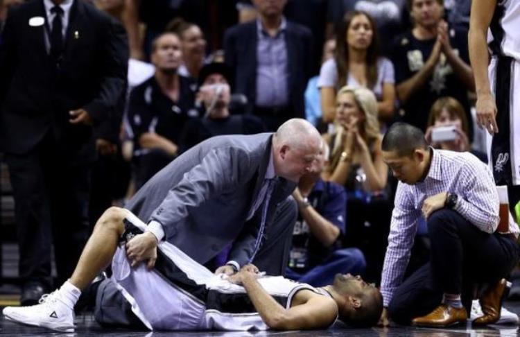 nba球员摔倒为什么没事「为什么NBA球员摔倒不自己站起来仅是想多休息几秒」