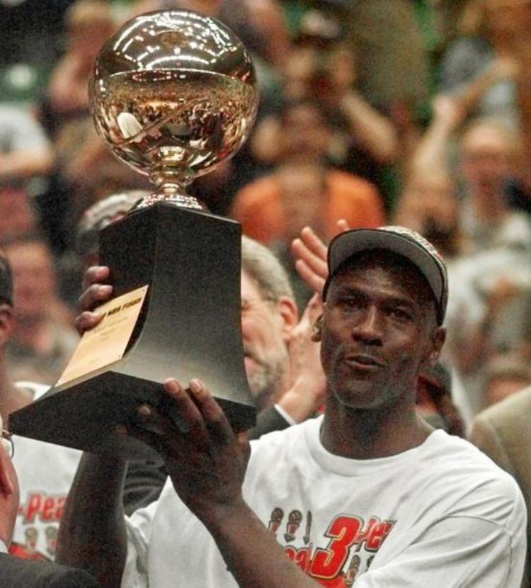 1996年nba自由球员「1996年33岁的乔丹成为了自由球员当时联盟是怎么去哄抢的呢」