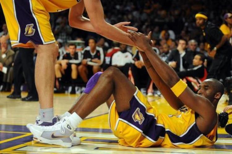 nba球员摔倒为什么没事「为什么NBA球员摔倒不自己站起来仅是想多休息几秒」