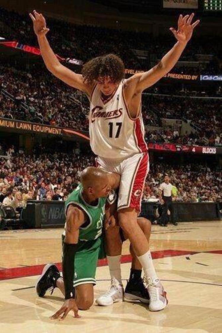 篮球过分挥肘定义「什么是NBA级别的对抗挥肘让姚明出血詹皇直接把球扣变形」