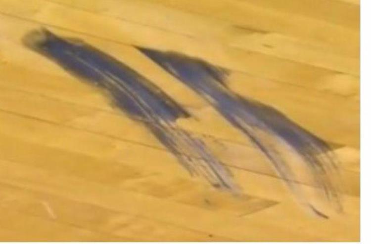 篮球过分挥肘定义「什么是NBA级别的对抗挥肘让姚明出血詹皇直接把球扣变形」