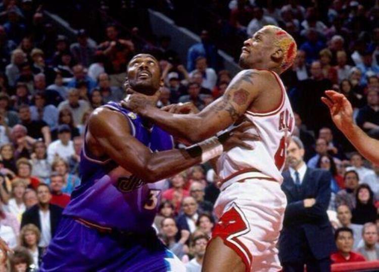 篮球过分挥肘定义「什么是NBA级别的对抗挥肘让姚明出血詹皇直接把球扣变形」