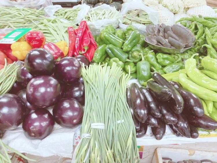 老胡同里的菜市场不仅物美价廉新鲜丰富还藏着冰墩墩
