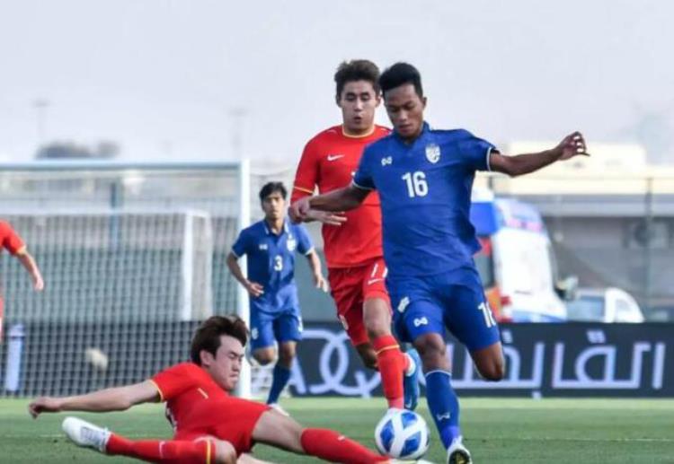 足球中国对泰国「从15到42中国足球在泰国面前扬眉吐气我们太需要这场胜利」
