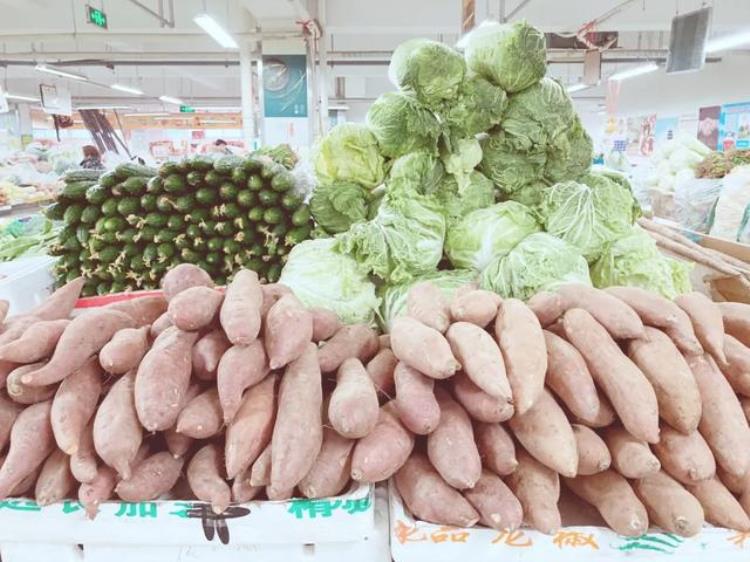 老胡同里的菜市场不仅物美价廉新鲜丰富还藏着冰墩墩