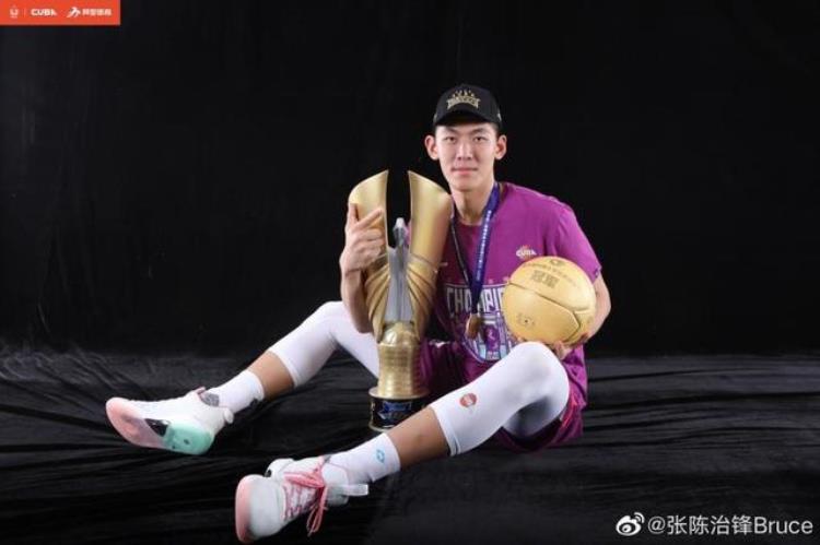清华男篮核心球员签约辽篮青年队正在美国进行一年特训未来目标进入NBA