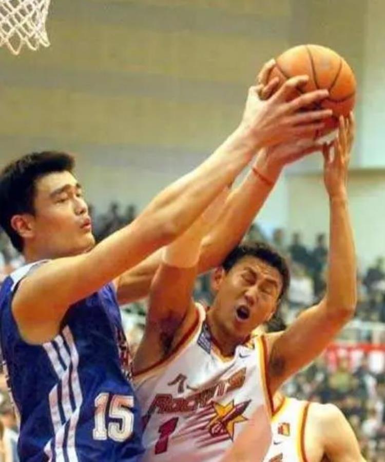 姚明为什么能成为02状元「02年姚明凭什么当选状元22岁的年纪看他在CBA的表现就懂」